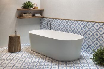 Płytki do łazienki wzory - Peronda Harmony MESTRAL DIAMOND 22,3x22,3 cm. Kwadartaowe kafelki na podłodze i ścianie w łazience z biało-niebieskim wzorem.