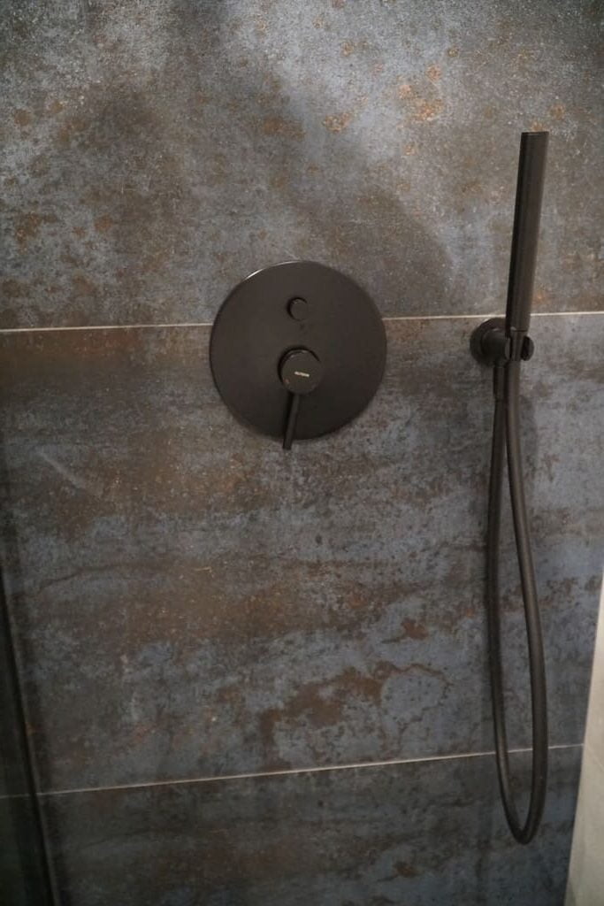 Płytki do prysznica imitujące metal - SERENISSIMA Costruire Metallo Nero 60 x 120 cm