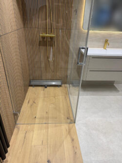 Płytki drewnopodobne lamele do łazienki Rondine Canne Honey Black 60x120