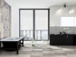 Płytki drewnopodobne szare, łazienka - Absolut Keramika Dream Forest Light 15x90 cm. Hiszpański gres drewnopodobny w łazience na podłodze i ścianie.