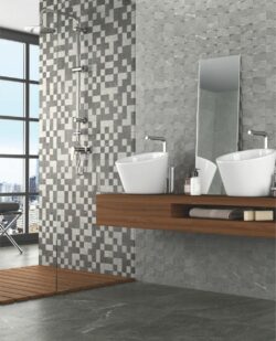 Płytki grafitowe do łazienki- COLORKER Madison grafito. Łazienka z płytkami grafitowymi imitującymi kamień na podłodze.