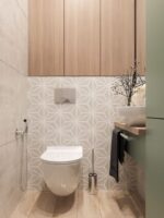 Płytki heksagonalne łazienka - Peronda Harmony Varadero Moonlight 19,8×22,8 cm. Łazienka z płytkami sześciokątnymi na ścianie i drewnopodobnymi na podłodze.