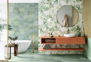 Płytki heksagonalne łazienka - Realonda OASIS 28.5x33 i Realonda AQUAMARINE 28.5x33. Łazienka z białymi dekorami z zielonym motywem roślinnym na ścianie oraz z heksagonami w kolorze niebieskozielonym na ścianie i podłodze.