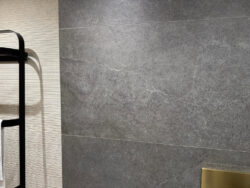 Płytki imitujące kamień do łazienki Impronta Limestone Dark 60X120