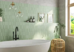 Płytki kitkat zielone w jasnej łazience na ścianie - Estudio ROKU Green 11,5x23 cm