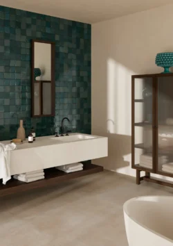 Płytki kwadratowe,niebieskie, błyszczące, w łazience na ścianie za lustrem - Marazzi Lume blue MQ80 10x10 cm