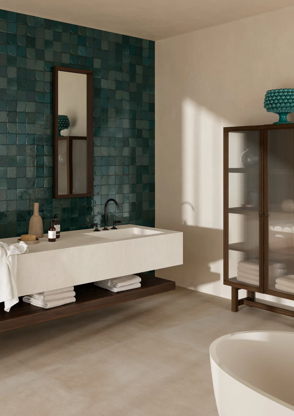 Płytki kwadratowe,niebieskie, błyszczące, w łazience na ścianie za lustrem - Marazzi Lume blue MQ80 10x10 cm