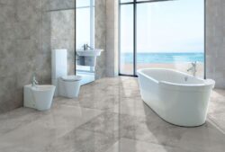 Absolut Keramika Ellesmere 60x60 cm. Łazienka z hiszpańskimi płytkami Ellesmere - dekor i baza na podłodze i ścianie.