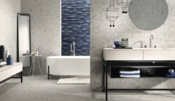 Płytki lastryko do łazienki - APE 4.STONES ceppo. Łazienka z hiszpańskim gresem lastryko na podłodze i ścianie w jasnoszarym kolorze.