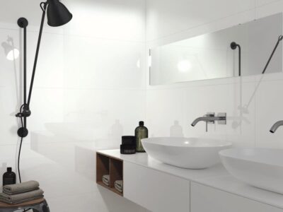 Płytki łazienkowe białe połysk - APE Silk oh yeah white 40×120 cm. Łazienka z błyszczącymi kafelkami w kolorze białym na ścianie.