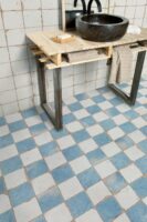Płytki łazienkowe biało-niebieskie - Peronda Fs ARTISAN DAMERO-A 33x33 cm. Łazienka z biało-niebieską szachownicą - retro na podłodze