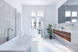 Płytki łazienkowe imitacja kamienia - Absolut Keramika Java pearl 80x80 cm. Jasna łazienka z kafelkami Absolut Java Pearl na podłodze i ścianie.