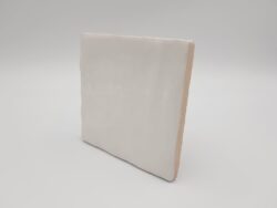 Płytki łazienkowe kwadratowe - Harmony Riad white 10x10 cm. Małe kafelki ceramiczne z błyszczącą , białą, lekko nierówną powierzchnią.