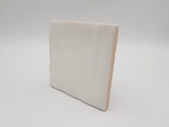 Płytki łazienkowe kwadratowe - Peronda Harmony Riad white 10x10 cm. Małe kafelki ceramiczne z błyszczącą , białą, lekko nierówną powierzchnią.