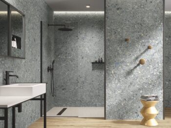 Płytki łazienkowe lastryko - APE CEPPO Party rect 60X120 cm. Hiszpańskie gresy na podłodze i ścianie z ciemną , szarą powierzchnią oraz białymi, brązowymi, niebieskimi kamyczkami.