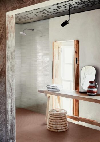 Płytki łazienkowe - Marazzi Lume Off White MA9P. Włoskie kafelki białe na ścianę w małym rozmiarze cegiełki 6x24. Na zdjęciu prysznic, lustro, ręczniki.