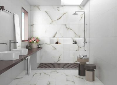 Łazienka z białymi płytkami marmurowymi na podłodze i ścianie. Hiszpańskie płytki łazienkowe lappato - Absolut Keramika ISLANDIA 60X120 cm