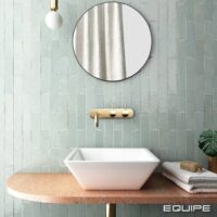 Płytki łazienkowe miętowe - Equipe Tribeca Seaglass Mint 6 x 24,6 cm. Ściana w łazience z pionowo ułożonymi płytkami ceramicznymi typu cegiełka.