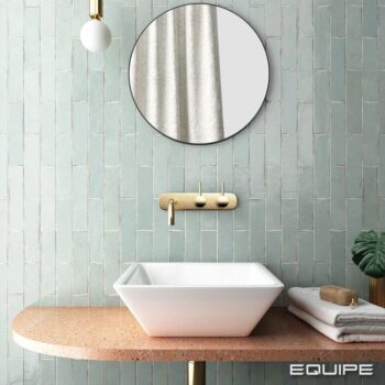 Płytki łazienkowe miętowe - Equipe Tribeca Seaglass Mint 6 x 24,6 cm. Ściana w łazience z pionowo ułożonymi płytkami ceramicznymi typu cegiełka.