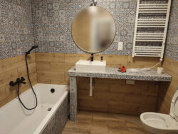 Płytki łazienkowe, patchwork - Peronda Fs FAENZA-A 33x33 cm. Łazienka z niebieskimi, patchworkowymi płytkami Peronda.