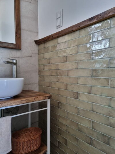Mała łazienka z szałwiowymi płytkami ściennymi - Peronda Harmony Sunset sage 6x25cm