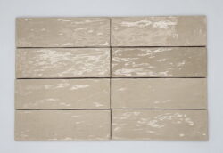 Płytki łazienkowe, piaskowe - Harmony RIAD SAND 6,5x20 cm. Błyszczące płytki ceramiczne na ścianę w małym rozmiarze w jasnych odcieniach beżu i wariacji tonalnej V4.