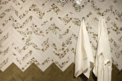 Płytki łazienkowe, ścienne - Peronda Harmony AQUA 6x24,6 cm. Łazienka z hiszpańskimi kafelkami cegiełkami w połysku na ścianie.