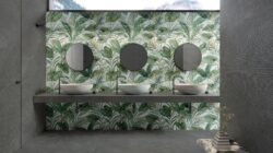 Płytki łazienkowe, strukturalne - dekor Impronta Limestone Dark Riga 60x120 rett. oraz płytka bazowa Impronta Limestone Dark 60x120 rett Łazienka z płytkami imitującymi kamień w ciemnym odcieniu szarości.