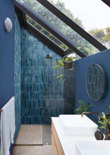 Płytki niebieskie łazienkowe z błyszczącą powierzchnia na ścianie - Marazzi Lume China lx MA9L. Kafelki retro w starym stylu ze śladami upływu czasu.