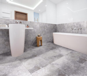 Płytki patchworkowe łazienka - Absolut Keramika Toscana decor. Łazienka z hiszpańskimi płytkami dekoracyjnymi na ścianie typu patchwork