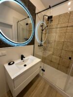 Płytki retro, łazienka - Peronda FS Saja 33x33 cm. Hiszpańskie kafle na ścianie w łazience w kolorach ciemnozielonym i beżowym.