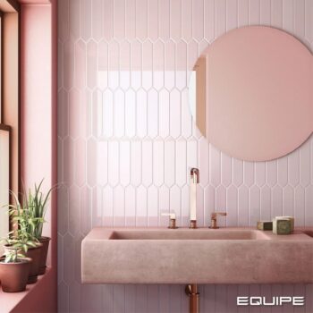 Płytki różowe do łazienki - Equipe Arrow Blush Pink 5x25 cm. Kafelki łazienkowe z błyszczącą powierzchnią w formacie heksagonalnym od hiszpańskiego producenta ceramiki Equipe Ceramicas.