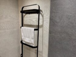 Płytki ryflowane do łazienki Impronta Limestone Beige Riga 60X120