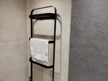 Płytki ryflowane do łazienki Impronta Limestone Beige Riga 60X120
