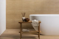 Płytki ryflowane z efektem drewna w łazience na ścianie - Peronda Kaizen Honey Decor SP/33,3X100X0,98/R. Kafelki ceramiczne 3D.