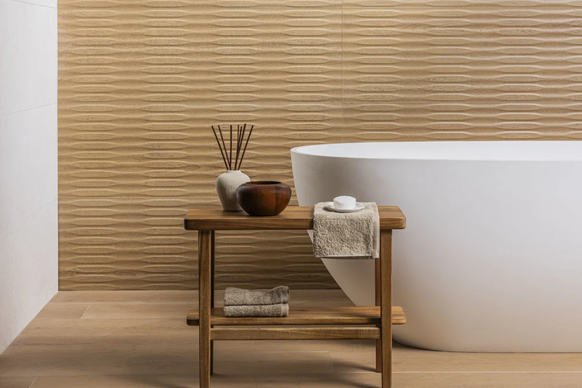 Płytki ryflowane z efektem drewna w łazience na ścianie - Peronda Kaizen Honey Decor SP/33,3X100X0,98/R. Kafelki ceramiczne 3D.