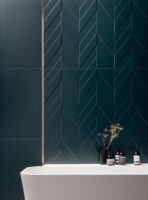 Płytki ścienne do łazienki - Marca Corona 4d Deep Blue. Włoskie, ciemnoniebieskie płytki łazienkowe w wersji bazowej - gładkiej i dekoracyjnej - trójwymiarowej, chevron, jodełka.
