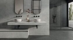 Płytki strukturalne, łazienka - Impronta Limestone Grey Riga 60x120cm. Płytki łazienkowe w jasnym odcieniu na ścianie z rowkami, 3D.