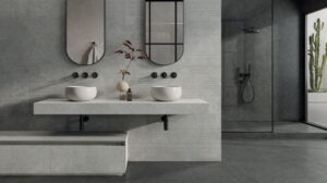 Płytki strukturalne, łazienka - Impronta Limestone Grey Riga 60x120cm. Płytki łazienkowe w jasnym odcieniu na ścianie z rowkami, 3D.