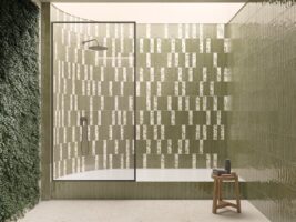 Płytki w kwiaty do łazienki - Peronda Harmony Aqua green 6×24.6, Aqua green decor 6×24.6. Łazienka z zielonymi płytkami bazowymi i dekorami w kolorze białym z zielonym motywem kwiatowym.