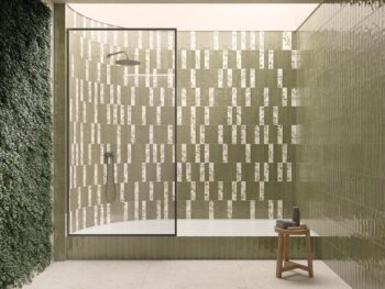 Płytki w kwiaty do łazienki - Peronda Harmony Aqua green 6×24.6, Aqua green decor 6×24.6. Łazienka z zielonymi płytkami bazowymi i dekorami w kolorze białym z zielonym motywem kwiatowym.