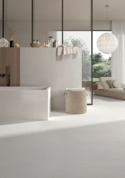 RICCHETTI Ease/22 Extrawhite 120x120 płytka gres jak wapień na podłodze w łazience. Matowa struktura, kolor złamana biel.