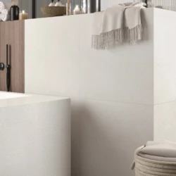 RICCHETTI Ease/22 Extrawhite 120x120 płytka gres jak wapień na ścianie. Kolor ciepła biel, złamana biel, powierzchnia matowa.