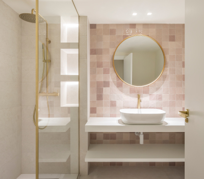 Różowa łazienka z płytkami na ścianie Harmony Riad Pink 10x10