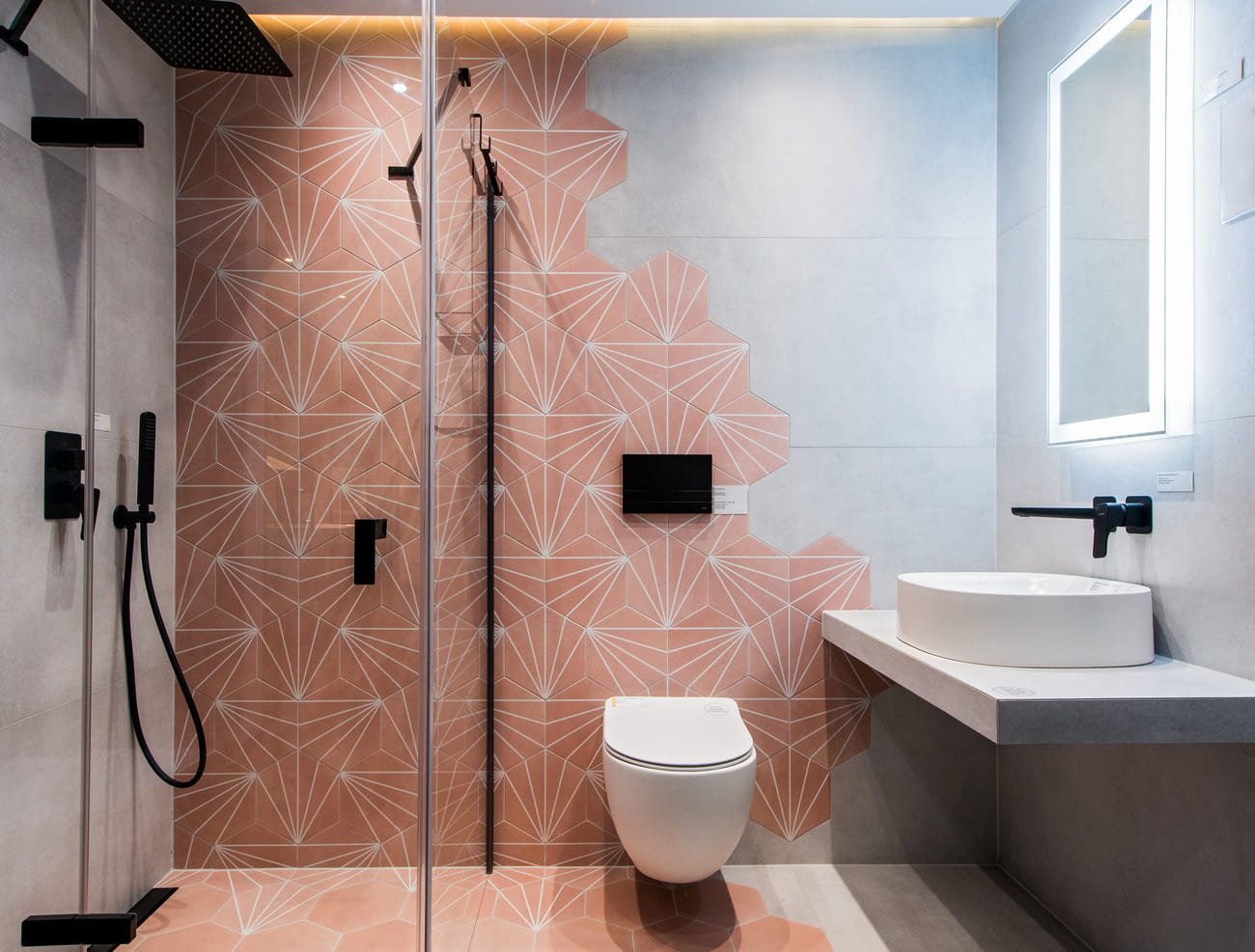 Łazienka z różowymi płytkami heksagonalnymi APE Klen (dekor i baza). Płytki na podłodze i ścianie.