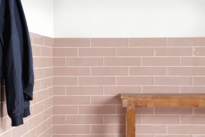 Różowa łazienka - Peronda Harmony Poitiers Rose 7,5x30cm. Łazienka z różowymi płytkami cegiełkami na ścianie.
