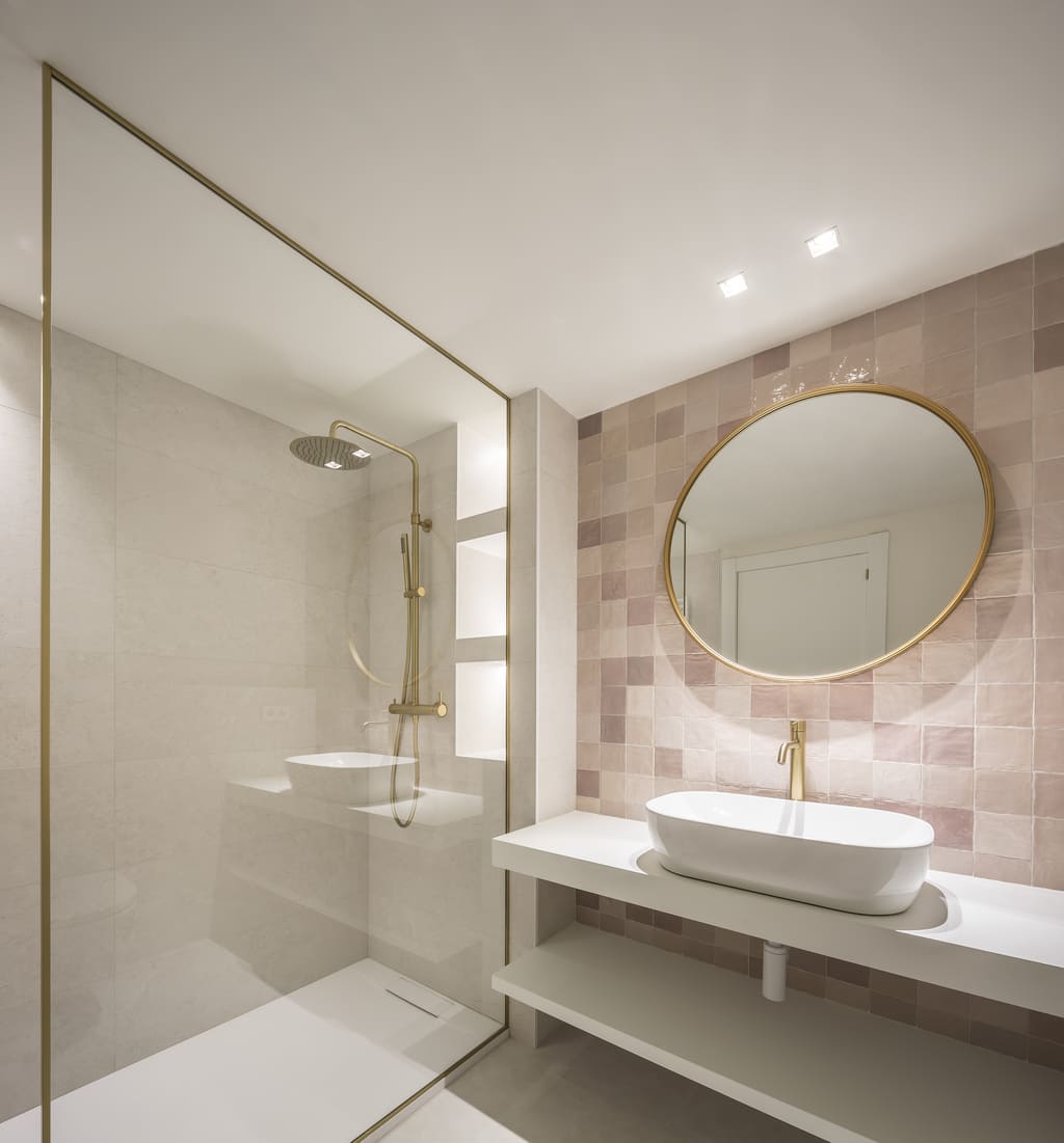 Różowe płytki do łazienki - Peronda Harmony RIAD PINK 10×10 cm. Łazienka z różowymi płytkami na ścianie. Złote dodatki i biała armatura.