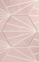Różowe płytki heksagon, dekoracyjne z białymi paskami, APE Klen sunny rose quartz w rozmiarze 23x26 cm na podłogę lub ścianę.