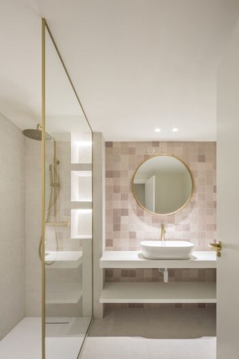 Różowe płytki łazienkowe - Peronda Harmony RIAD PINK 10×10 cm. Kafelki w łazience na ścianie w różnych odcieniach koloru różowego.