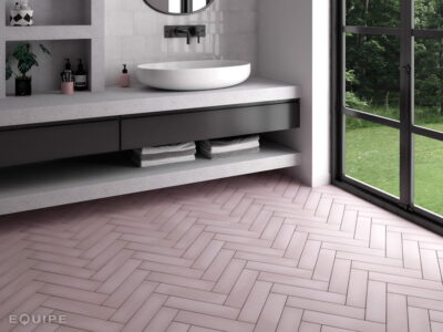 Różowa łazienka z płytkami EQUIPE Stromboli rose breeze 9,2×36,8cm. Płytki cegiełki w różnych odcieniach różowego na podłodze.